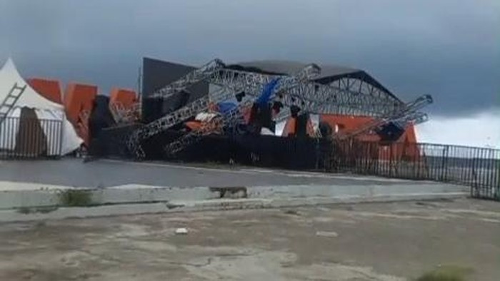 1761738532232-panggung-mamuju-festival-ambruk-diterjang-angin-kencang-1761717105718_169