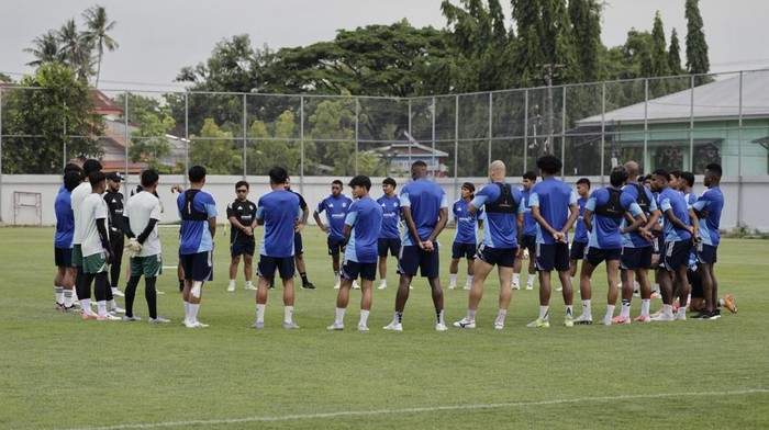 1761738548499-psm-makassar-kembali-menggelar-latihan-di-stadion-kalegowa-latihan-tanpa-pelatih-bernardo-tavares-yang-mundur-1760094902244_169