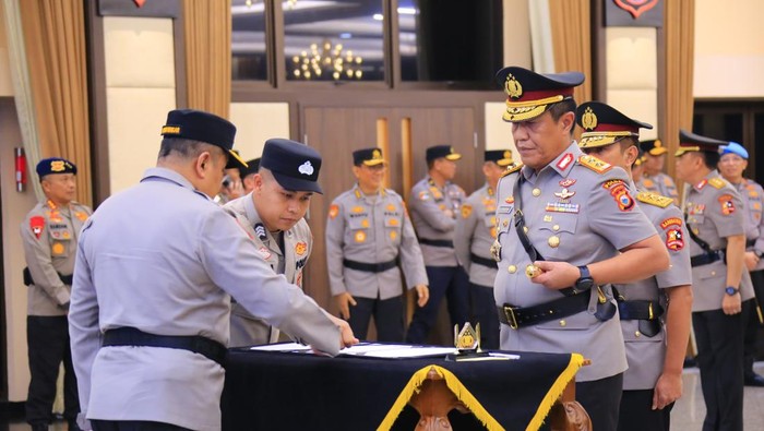 1761759990824-irjen-djuhandhani-rahardjo-resmi-menjabat-sebagai-kapolda-sulawesi-selatan-sulsel-usai-dilantik-sore-ini-dokumen-polri-1761742941419_169