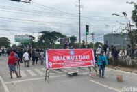 1761803219513-warga-memblokade-ruas-perempatan-mcd-untuk-menolak-konstatering-pn-kendari-1761799435988_169