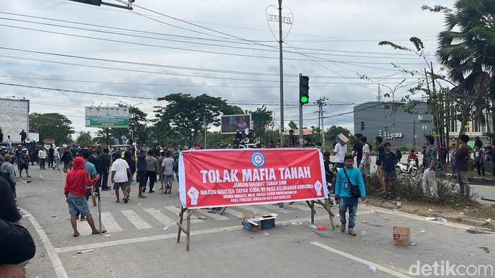 1761803219513-warga-memblokade-ruas-perempatan-mcd-untuk-menolak-konstatering-pn-kendari-1761799435988_169