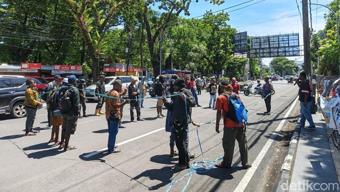 1761803301351-mahasiswa-papua-menuntut-empat-terdakwa-kasus-makar-papua-dibebaskan-andi-sitti-nurfaisahdetiksulsel-1761794175618_169