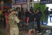 1761803343327-satgas-ops-damai-cartenz-mengamankan-lokasi-penembakan-di-yahukimo-1761791987840_169