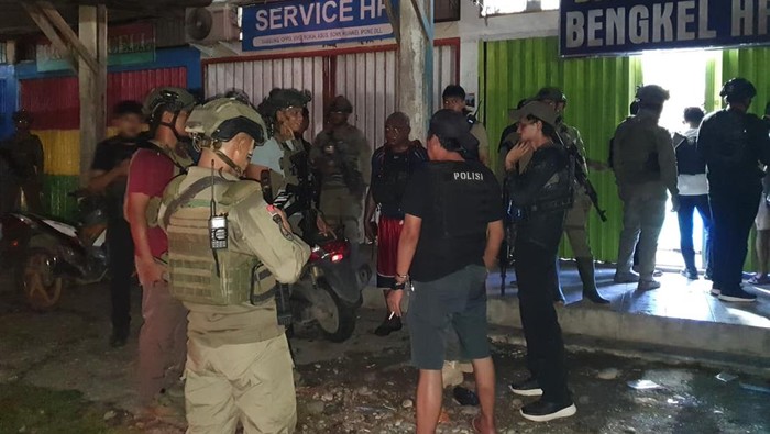 1761803343327-satgas-ops-damai-cartenz-mengamankan-lokasi-penembakan-di-yahukimo-1761791987840_169