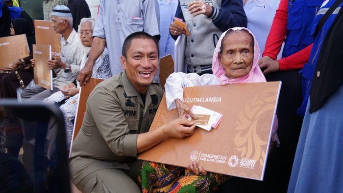 1761824948047-pemkab-luwu-timur-lutim-sudah-membekali-kartu-lansia-kepada-3000-orang-warganya-dengan-manfaat-bantuan-rp-1-juta-setiap-bulan--1761820750314_169