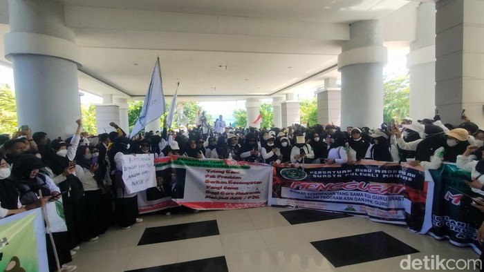 1761824958955-guru-honorer-madrasah-swasta-di-polman-menggeruduk-dprd-polman-menuntut-kesetaraan-hak-1761813509520_169