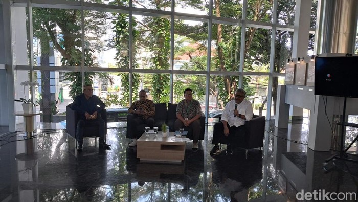 1761824969758-konferensi-pt-hadji-kalla-terkait-lahan-seluas-1641-hektare-yang-bersengketa-di-wisma-kalla-jalan-ratulangi-makassar-1761816976143_169