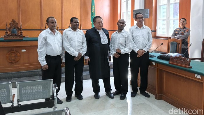 1761825018956-empat-petinggi-nfrpb-terdakwa-kasus-makar-saat-menghadiri-sidang-di-pengadilan-negeri-pn-makassar-1761809482419_169