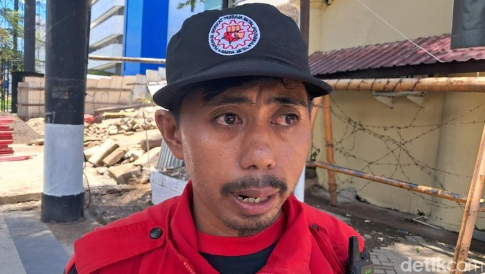 1761825074089-pangkorda-dpw-fspmi-sulsel-sukri-dg-naba-saat-demo-di-balai-kota-makassar-1761802723479_169