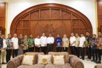 1761846477619-gubernur-wagub-sulsel-andi-sudirman-sulaiman-dan-fatmawati-rusdi-audiensi-dengan-mentan-andi-amran-sulaiman-1761835987569_169