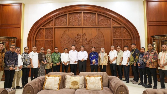 1761846477619-gubernur-wagub-sulsel-andi-sudirman-sulaiman-dan-fatmawati-rusdi-audiensi-dengan-mentan-andi-amran-sulaiman-1761835987569_169