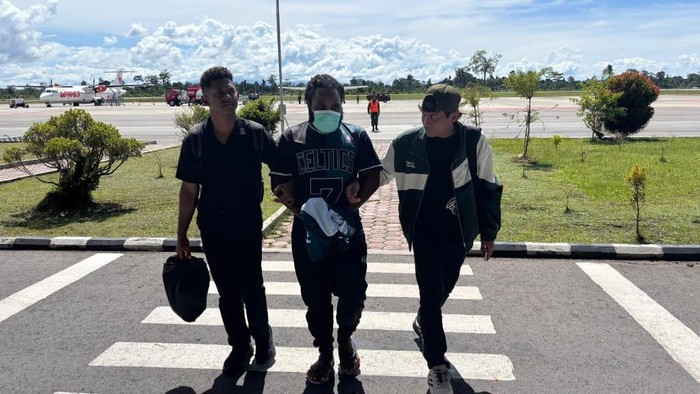 1761846548609-anggota-kkb-konara-enumbi-tengah-saat-dibawa-untuk-dilimpahkan-ke-kejari-nabire-1761831154234_169