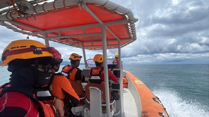 1761846757959-tim-sar-saat-melakukan-upaya-pencarian-bocah-laki-laki-yang-tenggelam-di-pulau-saboyan-mamuju-1761826798179_169