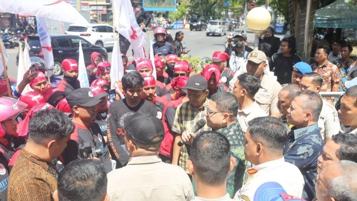 1761846844235-wali-kota-makassar-munafri-arifuddin-menerima-aspirasi-serikat-pekerja-soal-umk-makassar-2026-1761819397057_169