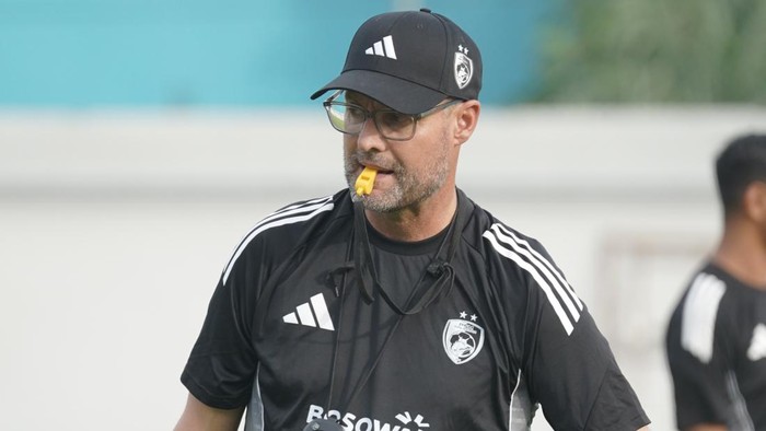 1761846859935-tomas-trucha-debut-melatih-psm-makassar-di-stadion-kalegowa-1761820172787_169