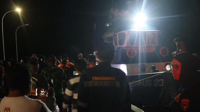 1761889999394-lima-korban-kapal-tenggelam-di-perairan-kaltim-saat-tiba-di-pelabuhan-babana-mamuju-tengah-1761876197609_169