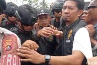 1761890175298-ketua-pn-kendari-rustam-nyaris-diamuk-warga-saat-melakukan-giat-konstatering-hingga-terpaksa-harus-dievakuasi-pakai-barracuda-1761801839746_169