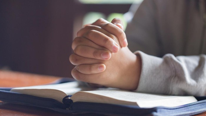 1761890212655-ilustrasi-doa-di-atas-alkitab-1754377858708_169