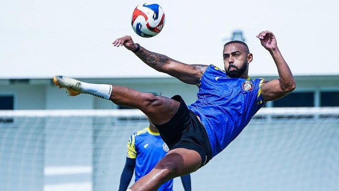 1761911211320-bomber-arema-fc-dalberto-memimpin-podium-top-skor-super-league-20252026-1761897090795_169