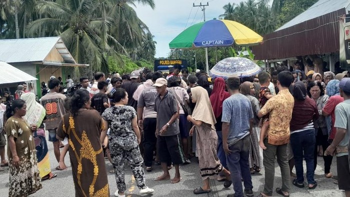 1761911275288-warga-memadati-lokasi-bocah-tk-tewas-tertabrak-di-banggai-1761896195486_169