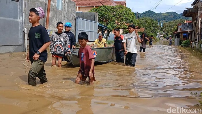1761911302545-banjir-merendam-perumahan-di-kelurahan-mamunyu-kecamatan-mamuju-kabupaten-mamuju-1761893568588_169