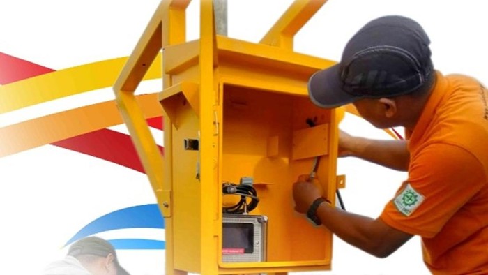 1761933213323-bpbd-makassar-memasang-alat-peringatan-dini-atau-early-warning-system-ews-banjir-di-sungai-1761919255584_169