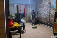 1761933379885-warga-membersihkan-rumah-sisa-banjir-di-poros-mangga-tiga-kelurahan-paccerakkang-kecamatan-biringkanaya-makassar-jumat-3110202-1761912863408_169