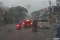 1761976021269-hujan-lebat-mengakibatkan-makassar-terendam-banjir_169