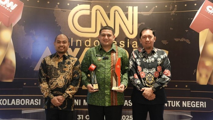 1761976085657-pemkot-makassar-meraih-2-penghargaan-dalam-ajang-cnn-indonesia-award-2025-1761964978429_169
