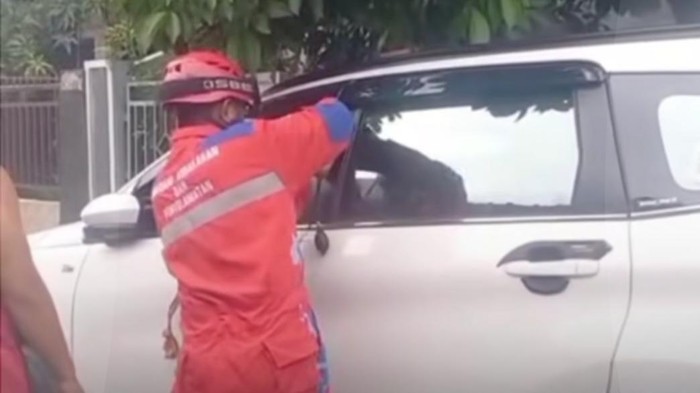 1762083686523-personel-damkarmat-makassar-saat-berusaha-mengevakuasi-balita-terjebak-dalam-mobil-1762077881464_169