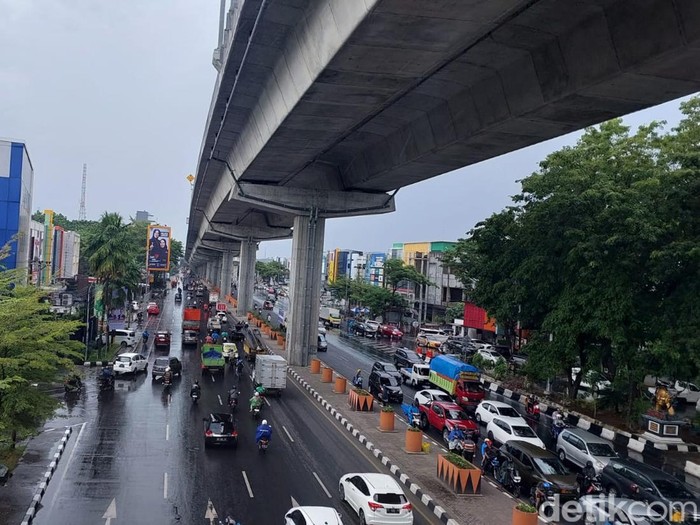 1762148997088-ilustrasi-cuaca-hujan-di-kota-makassar-11_43