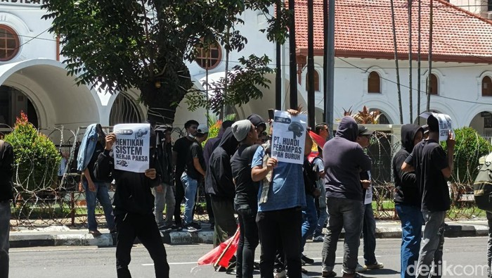 1762149014433-massa-aksi-yang-terdiri-dari-buruh-kiba-mendesak-majelis-hakim-pn-makassar-berpihak-ke-buruh-dalam-memutuskan-perkara-gugatan--1762141051033_169