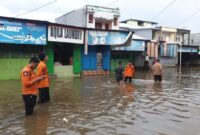 1762149392603-banjir-merendam-jalan-poros-paccerakkang-makassar-1761905490228_169
