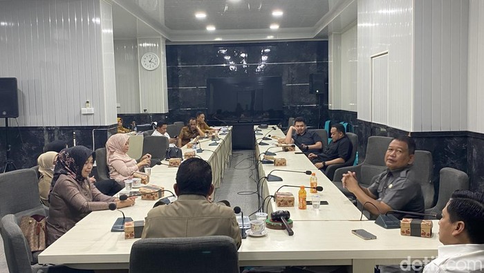 1762170475412-suasa-menjelang-rapat-tertutup-dprd-parepare-1762152345107_169