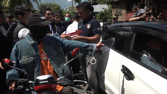 1762191957020-rekonstruksi-tersangka-darussalam-menembak-korban-di-jalan-poros-sumarrang-desa-lagi-agi-kecamatan-campalagian-polman-1762178731899_169