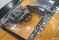 1762192058071-barang-bukti-pistol-yang-diamankan-polisi-dalam-kasus-penembakan-di-polman-1762174790144_169