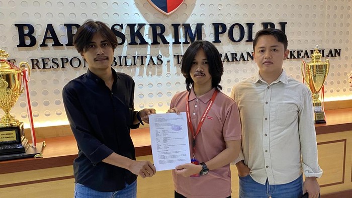 1762192135847-aliansi-pemuda-toraja-saat-melaporkan-komika-pandji-pragiwaksono-di-mabes-polri-1762172200466_169