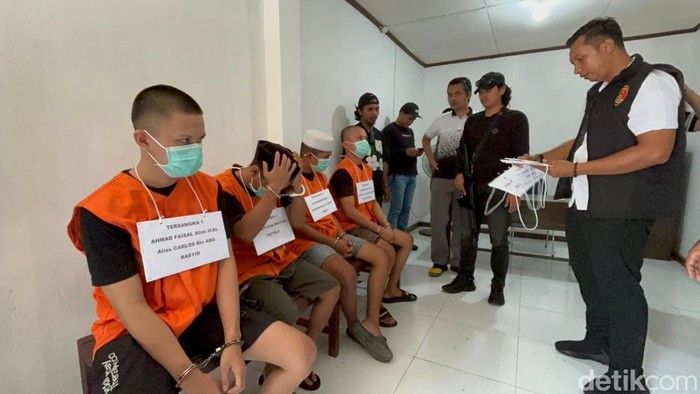 1762192218374-empat-tersangka-pembunuhan-saat-berada-di-polsek-campalagian-untuk-mengikuti-rekonstruksi-kasus-senin-3112025-1762168559352_169