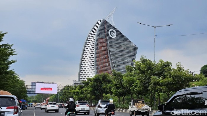 1762235111672-menara-phinisi-universitas-negeri-makassar-1756264120897_169