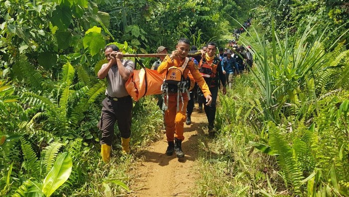 1762256900700-proses-evakuasi-pria-tewas-tenggelam-usai-melompat-dari-air-terjun-di-luwu-timur-1762246843230_169