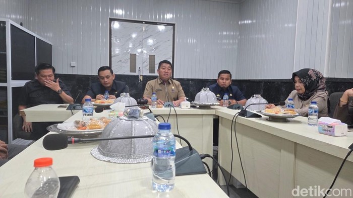 1762256927696-dprd-parepare-menggelar-rapat-koordinasi-terkait-interpelasi-yang-dihadiri-wali-kota-parepare-tasming-hamid-1762247626305_169