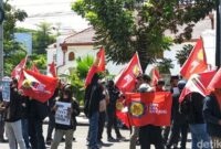 1762257030354-massa-aksi-yang-terdiri-dari-buruh-kiba-mendesak-majelis-hakim-pn-makassar-berpihak-ke-buruh-dalam-memutuskan-perkara-gugatan--1762141050953_169