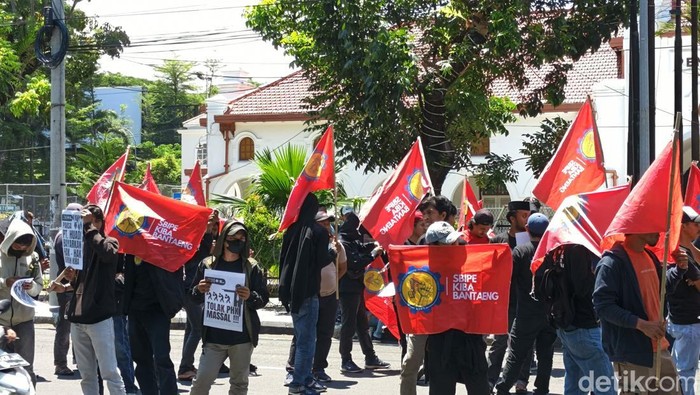 1762257030354-massa-aksi-yang-terdiri-dari-buruh-kiba-mendesak-majelis-hakim-pn-makassar-berpihak-ke-buruh-dalam-memutuskan-perkara-gugatan--1762141050953_169