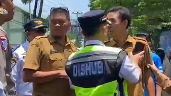 1762257084525-kepsek-dan-guru-smpn-2-makassar-cekcok-dengan-petugas-gegara-mobilnya-digembok-1762235847737_169