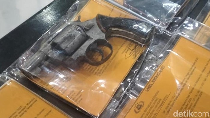 1762321599594-barang-bukti-pistol-yang-diamankan-polisi-dalam-kasus-penembakan-di-polman-1762174790144_169