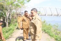 1762321758503-wali-kota-makassar-munafri-arifuddin-meninjau-lahan-lokasi-pembangunan-jembatan-baru-di-barombong-1762307004577_169