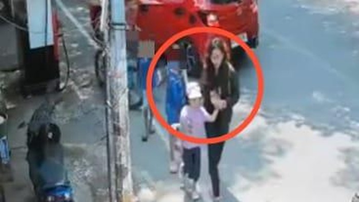 1762408184959-tangkapan-layar-rekaman-cctv-saat-bilqis-diduga-diculik-wanita-1762322343423_169