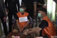 1762408461145-tersangka-kakak-beradik-ahmad-faizal-dan-darussalam-memperagakan-adegan-merencanakan-penembakan-di-polman-1762181646315_169