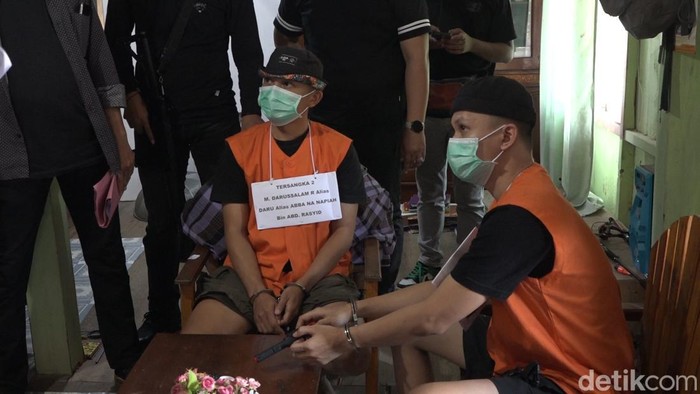 1762408461145-tersangka-kakak-beradik-ahmad-faizal-dan-darussalam-memperagakan-adegan-merencanakan-penembakan-di-polman-1762181646315_169