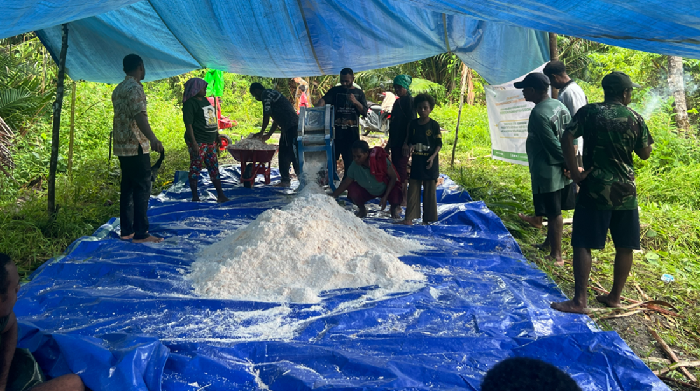 1762429813836-dosen-unamin-terapkan-inovasi-mesin-parut-sagu-kepada-petani-di-kampung-kampung-yeflio-kabupaten-sorong-papua-barat-daya-1762426725420_169